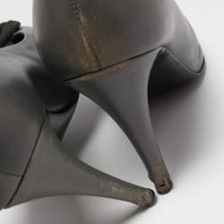 Pre Owned Chanel Grey/Black Leather CC Camelia Pumps Size 40