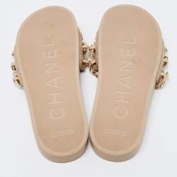 مملوكة مسبقًا Chanel Beige Leather and Fabric Chain Link Faux Pearl Slides Size 39 