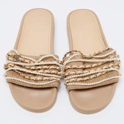 مملوكة مسبقًا Chanel Beige Leather and Fabric Chain Link Faux Pearl Slides Size 39 