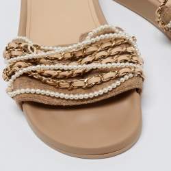 مملوكة مسبقًا Chanel Beige Leather and Fabric Chain Link Faux Pearl Slides Size 39 