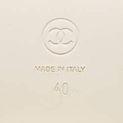 مملوكة مسبقًا Chanel White Fabric and Leather Slide Sandals Size 40