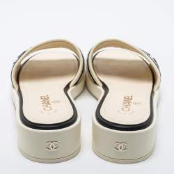 مملوكة مسبقًا Chanel White Fabric and Leather Slide Sandals Size 40
