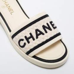 مملوكة مسبقًا Chanel White Fabric and Leather Slide Sandals Size 40