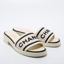 مملوكة مسبقًا Chanel White Fabric and Leather Slide Sandals Size 40