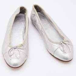 Pre Owned Chanel Metallic Silver Leather CC Cap Toe Bow Ballet Flats Size 34