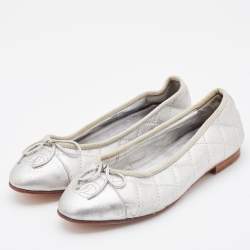 Pre Owned Chanel Metallic Silver Leather CC Cap Toe Bow Ballet Flats Size 34