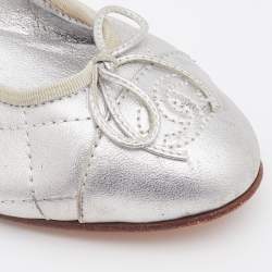Pre Owned Chanel Metallic Silver Leather CC Cap Toe Bow Ballet Flats Size 34