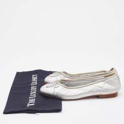 Pre Owned Chanel Metallic Silver Leather CC Cap Toe Bow Ballet Flats Size 34