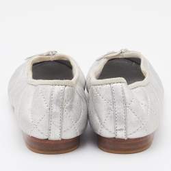 Pre Owned Chanel Metallic Silver Leather CC Cap Toe Bow Ballet Flats Size 34