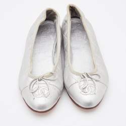 Pre Owned Chanel Metallic Silver Leather CC Cap Toe Bow Ballet Flats Size 34
