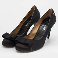 Pre Owned Chanel Black Fabric and Satin CC Bow Cap Toe Pumps Size 40