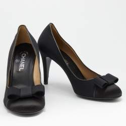 Pre Owned Chanel Black Fabric and Satin CC Bow Cap Toe Pumps Size 40