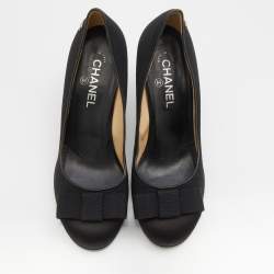Pre Owned Chanel Black Fabric and Satin CC Bow Cap Toe Pumps Size 40
