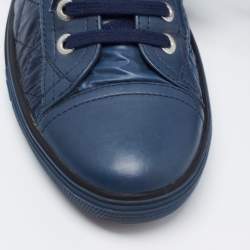 مملوكة م سبقًا Chanel Navy Blue Quilted Nylon and Leather CC Low Top Sneakers Size 37 