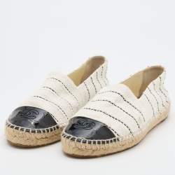 مملوكة مسبقًا Chanel White/Black Tweed and Patent Leather CC Espadrille Flats Size 39