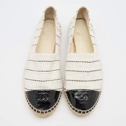 مملوكة مسبقًا Chanel White/Black Tweed and Patent Leather CC Espadrille Flats Size 39
