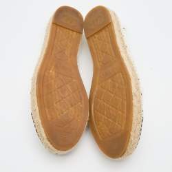 مملوكة مسبقًا Chanel White/Black Tweed and Patent Leather CC Espadrille Flats Size 39