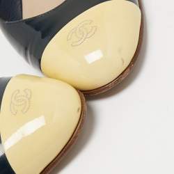 مملوكة مسبقًا Chanel Navy Blue/Light Yellow Patent Leather CC Cap Toe Slingback Flats Size 38