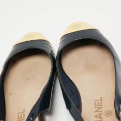 مملوكة مسبقًا Chanel Navy Blue/Light Yellow Patent Leather CC Cap Toe Slingback Flats Size 38