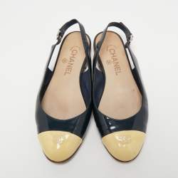 مملوكة مسبقًا Chanel Navy Blue/Light Yellow Patent Leather CC Cap Toe Slingback Flats Size 38