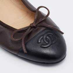 Pre Owned Chanel Brown/Black Leather CC Cap Toe Bow Ballet Flats Size 37