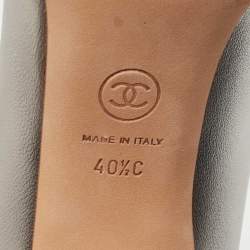 Pre Owned Chanel Silver/Gold Leather and Glitter Cap Toe CC Pumps Size 40.5