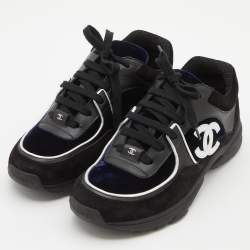 مملوكة مسبقًا Chanel Black/Navy Blue Suede and Velvet CC Low Top Sneakers Size 38