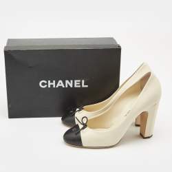 مملوكة مسبقًا Chanel Beige/Black Leather CC Bow Cap Toe Pumps Size 40.5