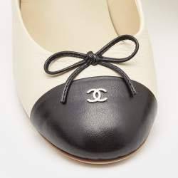 مملوكة مسبقًا Chanel Beige/Black Leather CC Bow Cap Toe Pumps Size 40.5