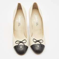 مملوكة مسبقًا Chanel Beige/Black Leather CC Bow Cap Toe Pumps Size 40.5