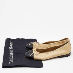 مملوكة مسبقًا Chanel Beige/Black Leather CC Ballet Flats Size 37