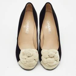Pre Owned Chanel Black/Beige Velvet CC Camelia Pumps Size 39