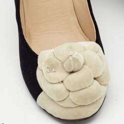 Pre Owned Chanel Black/Beige Velvet CC Camelia Pumps Size 39