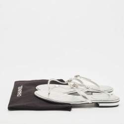 مملوكة مسبقًا Chanel Silver Foil Leather Crystal Embellished CC Thong Flat Sandals Size 38