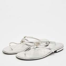 مملوكة مسبقًا Chanel Silver Foil Leather Crystal Embellished CC Thong Flat Sandals Size 38