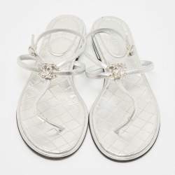 مملوكة مسبقًا Chanel Silver Foil Leather Crystal Embellished CC Thong Flat Sandals Size 38