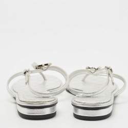 مملوكة مسبقًا Chanel Silver Foil Leather Crystal Embellished CC Thong Flat Sandals Size 38