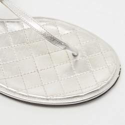 مملوكة مسبقًا Chanel Silver Foil Leather Crystal Embellished CC Thong Flat Sandals Size 38
