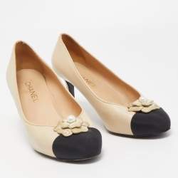 Pre Owned Chanel Beige/Black Leather and Canvas Cap Toe CC Camellia Pumps Size 40.5
