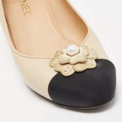 Pre Owned Chanel Beige/Black Leather and Canvas Cap Toe CC Camellia Pumps Size 40.5