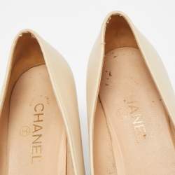 Pre Owned Chanel Beige/Black Leather and Canvas Cap Toe CC Camellia Pumps Size 40.5
