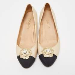 Pre Owned Chanel Beige/Black Leather and Canvas Cap Toe CC Camellia Pumps Size 40.5