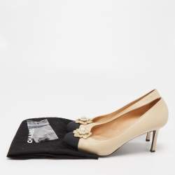Pre Owned Chanel Beige/Black Leather and Canvas Cap Toe CC Camellia Pumps Size 40.5