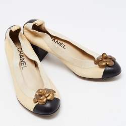 Chanel Beige/Black Textured Leather Camelia Embellished Scrunch Pumps Size 35