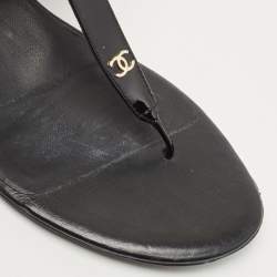 Pre Owned صندل إصبع شانيل جلد أسود بحزام للكاحل مقاس 39