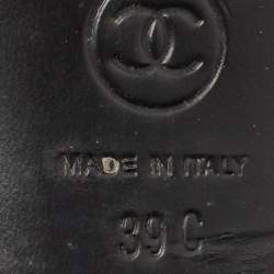 Pre Owned صندل إصبع شانيل جلد أسود بحزام للكاحل مقاس 39