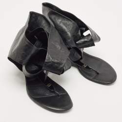 Pre Owned صندل إصبع شانيل جلد أسود بحزام للكاحل مقاس 39