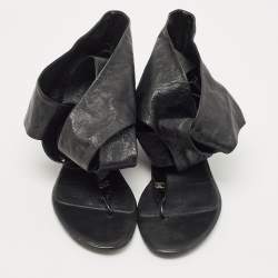 Pre Owned صندل إصبع شانيل جلد أسود بحزام للكاحل مقاس 39