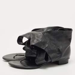 Pre Owned صندل إصبع شانيل جلد أسود بحزام للكاحل مقاس 39