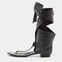 Pre Owned صندل إصبع شانيل جلد أسود بحزام للكاحل مقاس 39